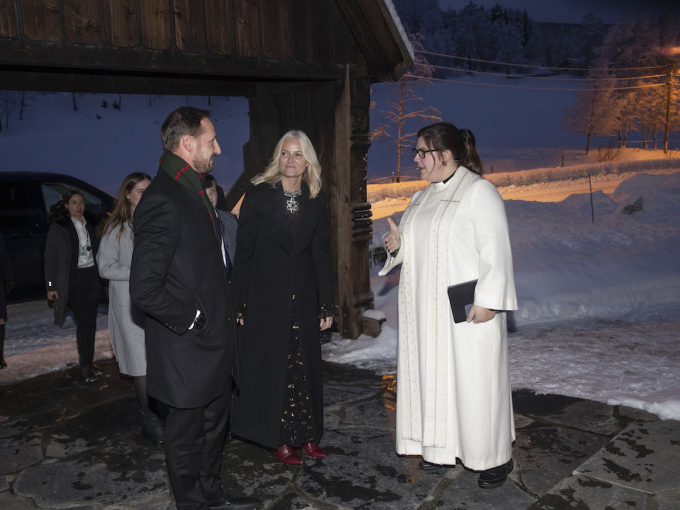 Sogneprest Stina Frøvoll Torgauten ønsker Kronprinsfamilien velkommen til julegudstjeneste i Uvdal. Foto: Terje Bendiksby / NTB scanpix